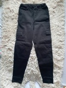 Czarne spodnie cargo z kieszeniami na gumce zwężane nogawki 32 xxs Cropp