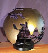 Stojącej na małe okrągłe świeczki z "mapa"świata