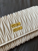 Jasny beżowy portfel miu miu 