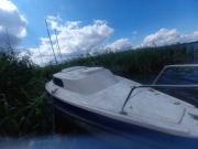 Jacht żaglowy do remontu zawiera maszt, ster i bom