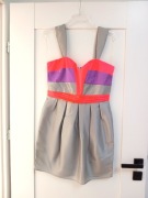 Szara lśniąca sukienka Lipsy 40L z neonową górą imprezowa letnia lekka