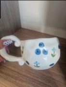 Kubek z ozdobnym uchem