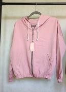 Pudrowo różowa bluza bomberka z kapturem – stylowa, wygodna i nowa!