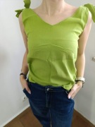 Top na szerokich ramiączkach z wiązaniem i dekoltem "V"