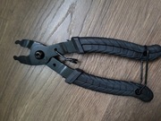 Szczypce do rozpinania spinek łańcucha.