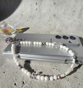 Biżuteryjna smycz do telefonu Perła słodkowodna szara i księżyc,Mattè Prism