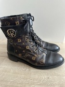 Botki Carinii skóra 40 monogram