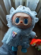 UROCZY LABUBU JASNONIEBIESKI OKOŁO 17 CM IDEA