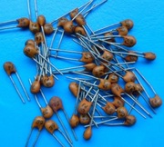 39pJ 39pF 500V kondensator L-5 KFPm pallad zabytek PRL 