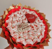 Bukiet 35 cm z Rafaello i sercem Lindt PREZENT URODZINY DLA MAMY 