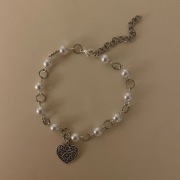 Bransoletka biała serduszko 