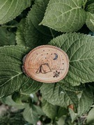 Magnes ręcznie wypalany w drewnie ozdoba prezent