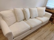 Biała czteroosobowa kanapa z funkcją spania