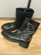 Botki Love Moschino – czarne z ozdobnymi klamrami