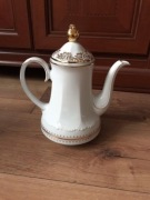 Dzbanek do kawy ze złotymi zdobieniami