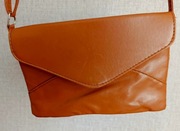 Torebka damska z regulowanym paskiem. 