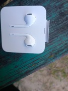 Oryginalne słuchawki z iPhone SE plus pudełko