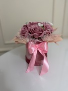 Box kwiatowy z kokardą na Dzień Babci urodziny 