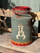 Stara ręcznie malowana metalowa kanka bańka