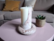 Świeca sojowa w gipsowym pojemniku z podstawką.