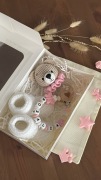 Zestaw prezentowy: Grzechotka miś, buciki, zawieszka na smoczek, Gift Box