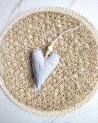 Ręcznie robione serduszko dekoracyjne styl boho szare zawieszka handmade 