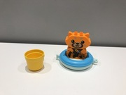 10964 - Zabawa w kąpieli: pływająca czerwona panda