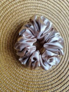 Gumka do włosów w typie scrunchie beżowa 
