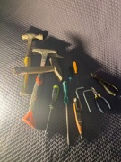 Zestaw narzędzi używane: młotki, śrubokręty, klucze imbus, szczypce 