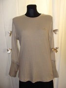 Elegancka bluzka z długim rękawem.