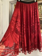 Dłuższa spódnica elegancka z koronką . Gumka w talii. Piękna barwa 