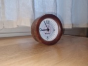 Budzik Navaris w drewnianej obudowie z podświetleniem