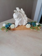 Kompozycja stroik na grób z aniołem, drewno, , kwiaty zieleń, 