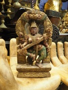 Drewniana rzeźba hinduskiego boga ze Sri Lanki