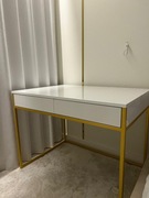 Biurko Cubes  1000x700x780 biały akryl połysk, stal kolor złoty