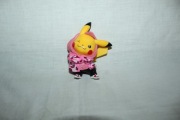 Figurka Pokemon Pikachu Wersja w różowym płaszczu