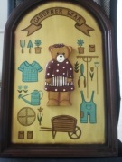 GARDENER  BEAR ...60 X 40 ..OBRAZ  Z DREWNA EDUKACYJNY DLA .DZIECKA I !!