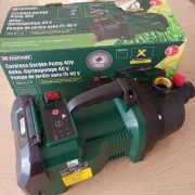 Akumulatorowa pompa Parkside wraz z akumulatorami i ładowarką