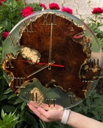 Zegar ścienny z drewna oliwnego i przezroczystej żywicy – 40 cm