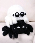 Realistyczny pluszowy pająk