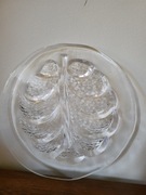 Duży talerz, patera z dekoracyjnym liściem, szkło, sygnatura