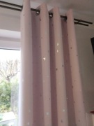 Zasłony brudny róż nadrukiem srebrne gwiazdki.