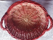Czerwony, wiklinowy kosz, koszyk do chleba