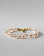 Bransoletka w kwiaty ręcznie wykonana, pastelowy róż, kryształki