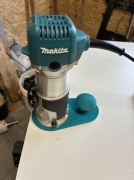 Podstawa z gałką do frezowania krawędzi do  Makita RT0700C - kolor Makita