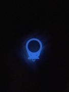 Keyflipper świecący w ciemności na niebiesko