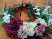 Wianek na drzwi na cmentarz z wikliny że sztucznymi kwiatami