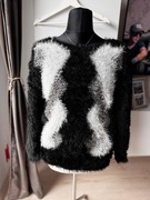 Rozciągliwy czarno-biały puchowy sweter - rozm L-XL