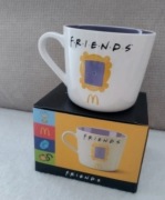 Kubek Friends McDonald's drzwi.