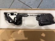 Zamek drzwi przód prawy z dociagiem BMW F10 F11 F01
